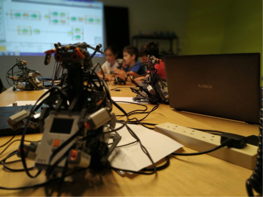 Φωτογραφία από την επίσκεψη στα εργαστήρια Robotixlab