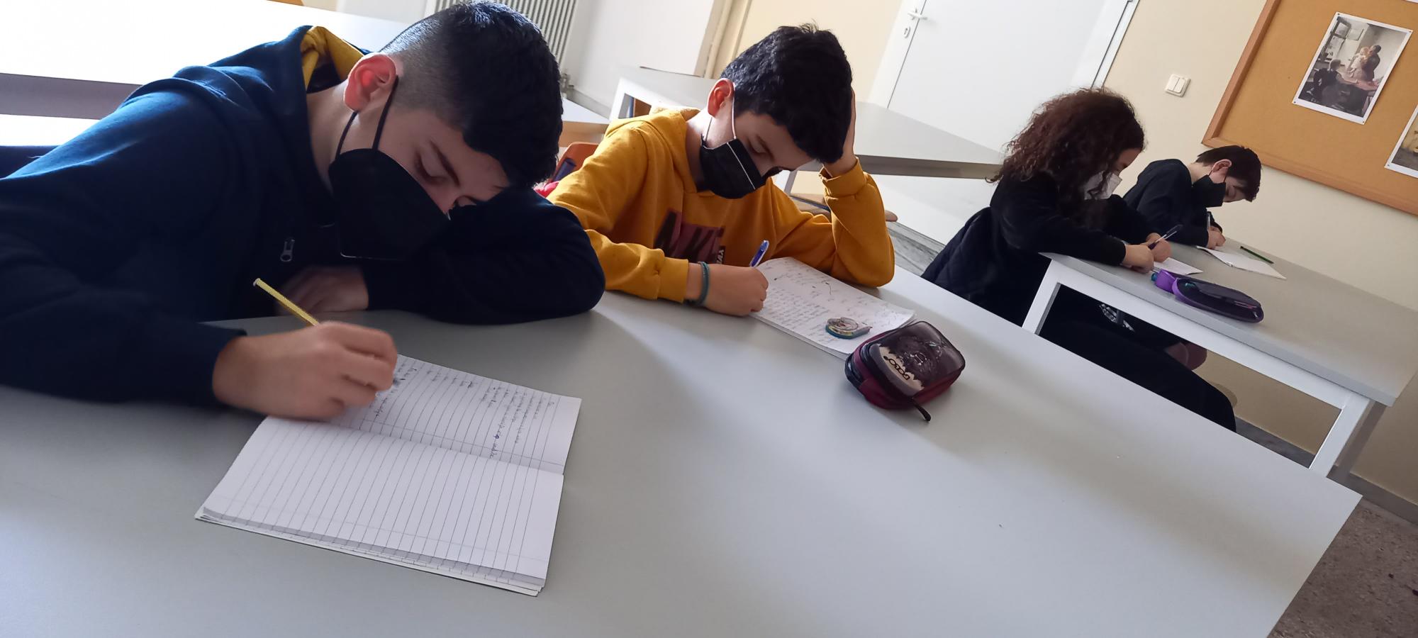 μαθητές γράφουν χριστουγεννιάτικο βιβλίο