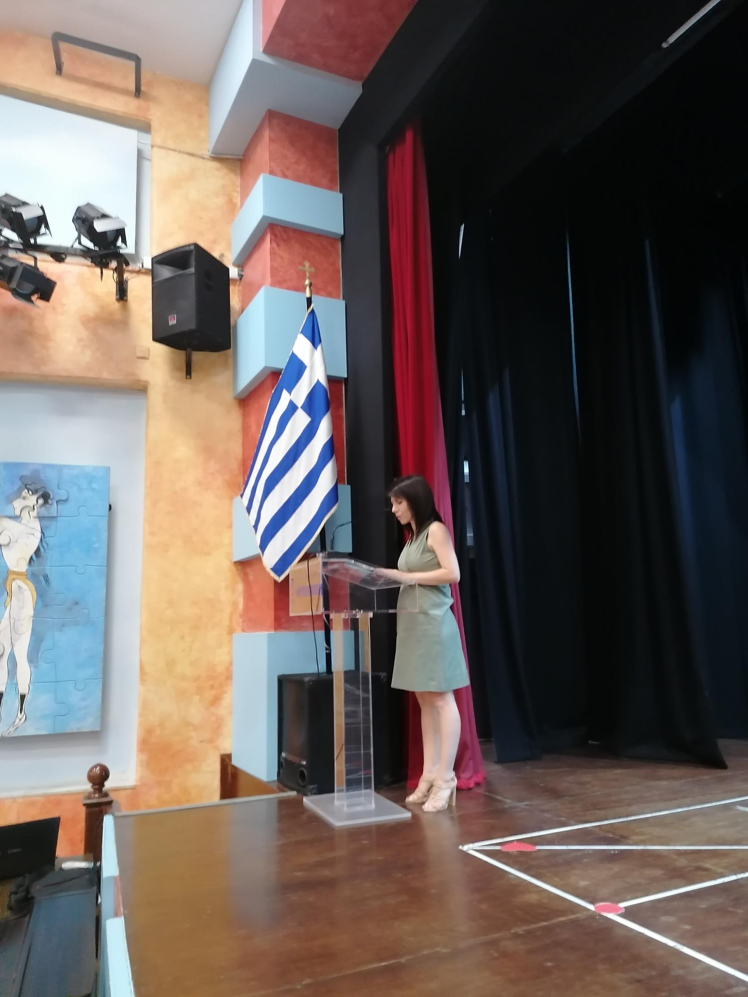 Καθηγήτρια στην ενημέρωση γονέων