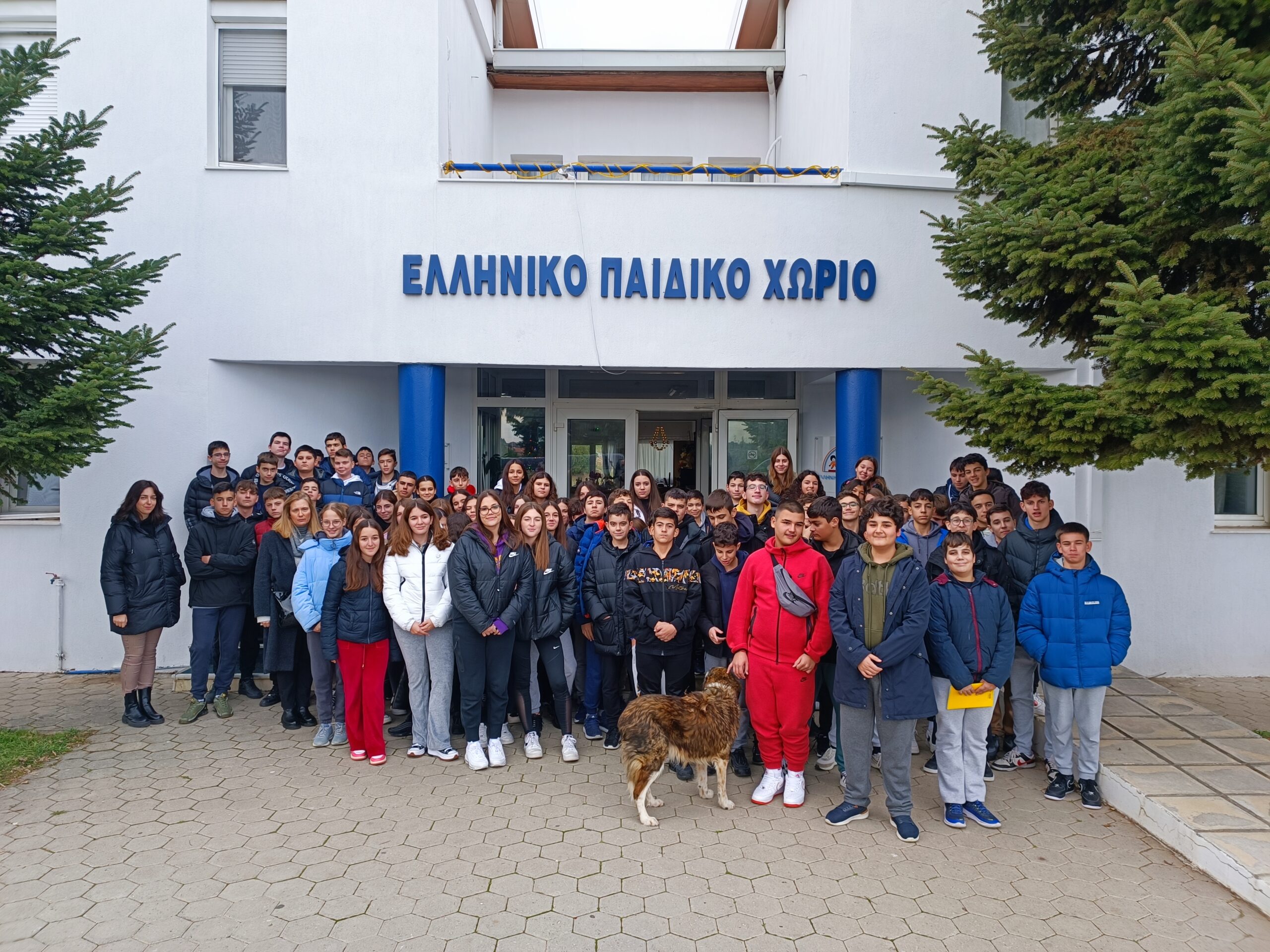 Ομαδική φωτογραφία μπροστά το Παιδικό Χωριό
