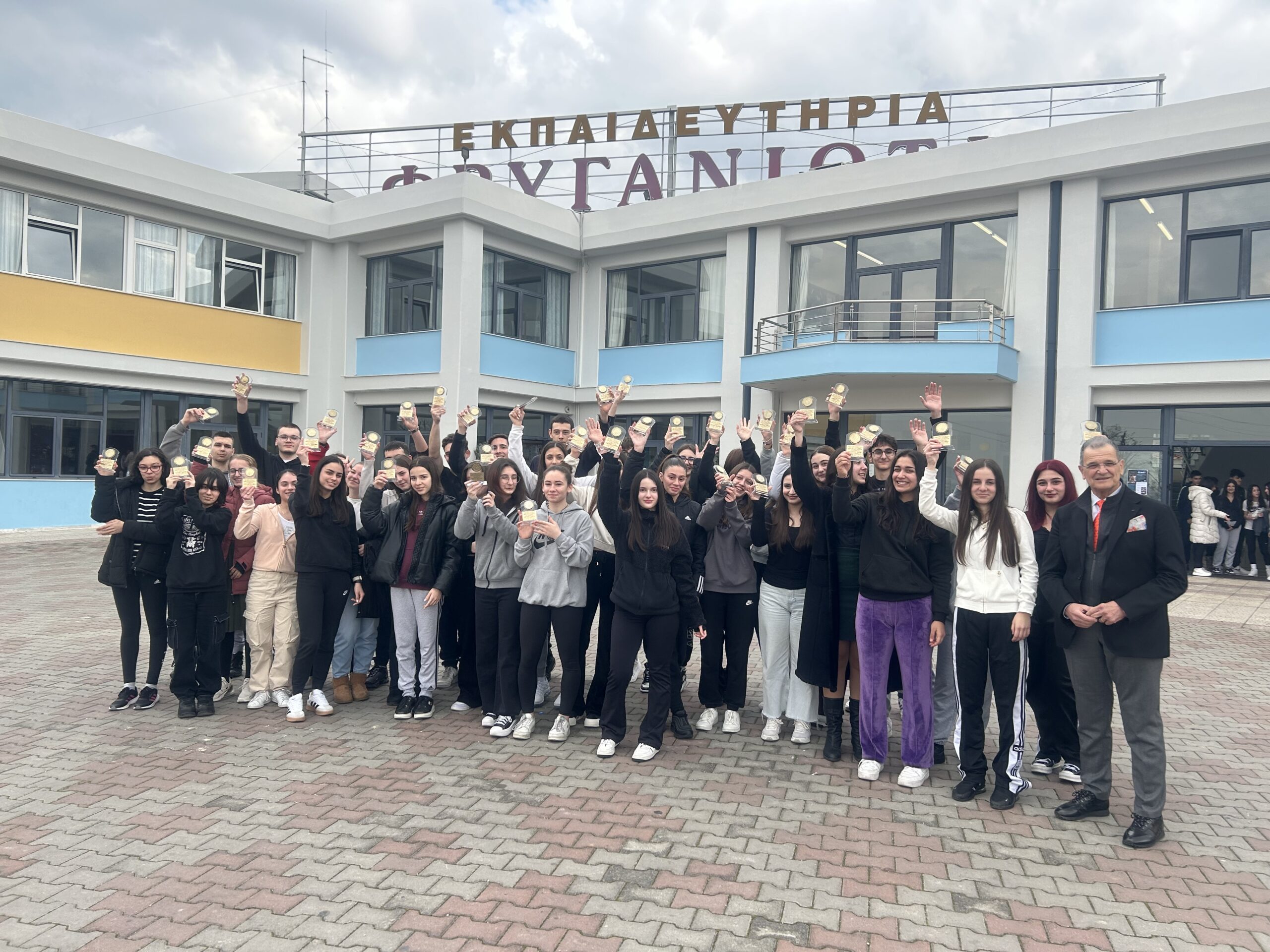 απονομή τιμητικών πλακετών σε μαθητές